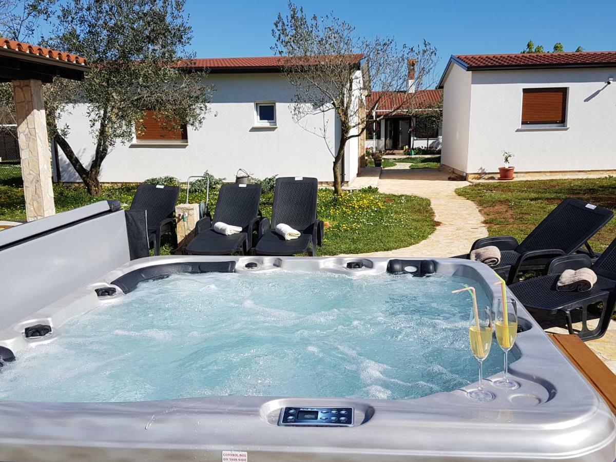 Holiday Home Kerniat Pola Esterno foto